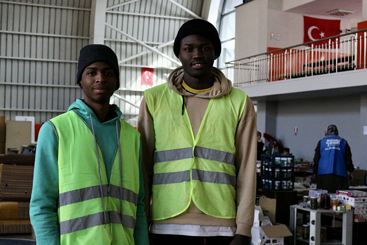 Çelik'in depremde öldüğünü öğrendiğinde ne yapacağını bilemediğini belirten Traore, "Depremin ne kadar etkili olduğunu görünce çok üzüldüm. Konya'ya geldiğimde tanıştığım Çelik'in benim için yaptıkları çok değerliydi." diye konuştu.<br><br>Traore, ahde vefa duygusuyla depremzedelere yardım için elinde geleni yaptığını dile getirdi.<br><br>Büyükbayram Ortaokulunun spor salonunda oluşturulan ev eşyası deposunda ve farklı yardım alanlarında görev aldığını anlatan Traore, "Gelen yardımları topluyor, indiriyor, yükleme işlemleri yapıyoruz. Aileler ihtiyacı olan eşyaları seçiyor, biz de onlara yardımcı oluyoruz" ifadesini kullandı.