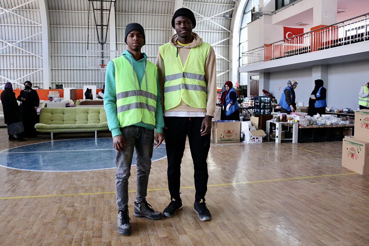 Traore, Mali'den yaklaşık iki yıl önce üniversite eğitimi için Konya'ya geldi. İlk zamanlar Türkçe konuşamayan ve yabancılık çeken 20 yaşındaki Traore, Diş Hekimliği Fakültesi son sınıf öğrencisi Ahmet Hüsrev Çelik ile tanıştı.