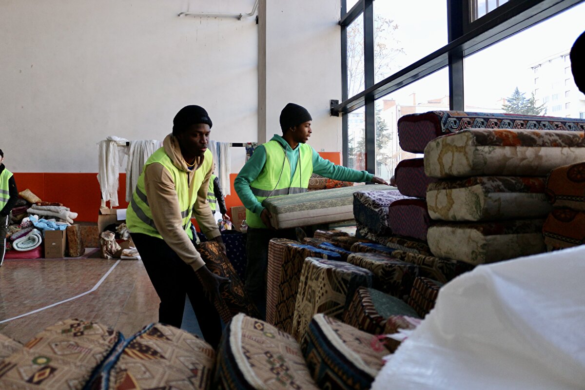 Traore, AA muhabirine, depremi ilk öğrendiğinde Çelik başta olmak üzere, depremlerin etkilediği bölgelerdeki arkadaşlarını aradığını, onlar için endişelendiğini söyledi.<br>