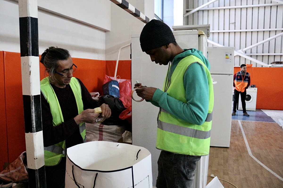 Çelik, mezuniyetinin ardından memleketi Adıyaman'a dönse de Traore ile zaman zaman ilgilenmeye devam etti.<br>