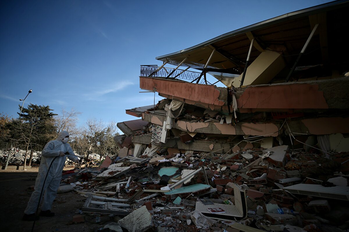 Kentin çeşitli noktalarında kurulan çadır ve konteyner ile depremzedelerin yoğun bulunduğu resmi kurumlar, kapalı spor salonları, terminaller, yemek dağıtım alanları, tuvaletler ve enkaz alanlarını düzenli aralıklarla dezenfekte eden ekipler, haşereyle mücadele için de belli noktalarda ilaçlama faaliyeti yürütüyor.<br>