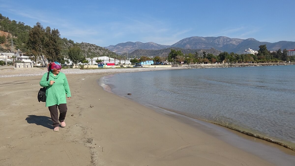 Mersin'in Erdemli ilçesindeki UNESCO Dünya Miras Geçici Listesi'ndeki Kızkalesi sahilinde deniz suyu çekildi.