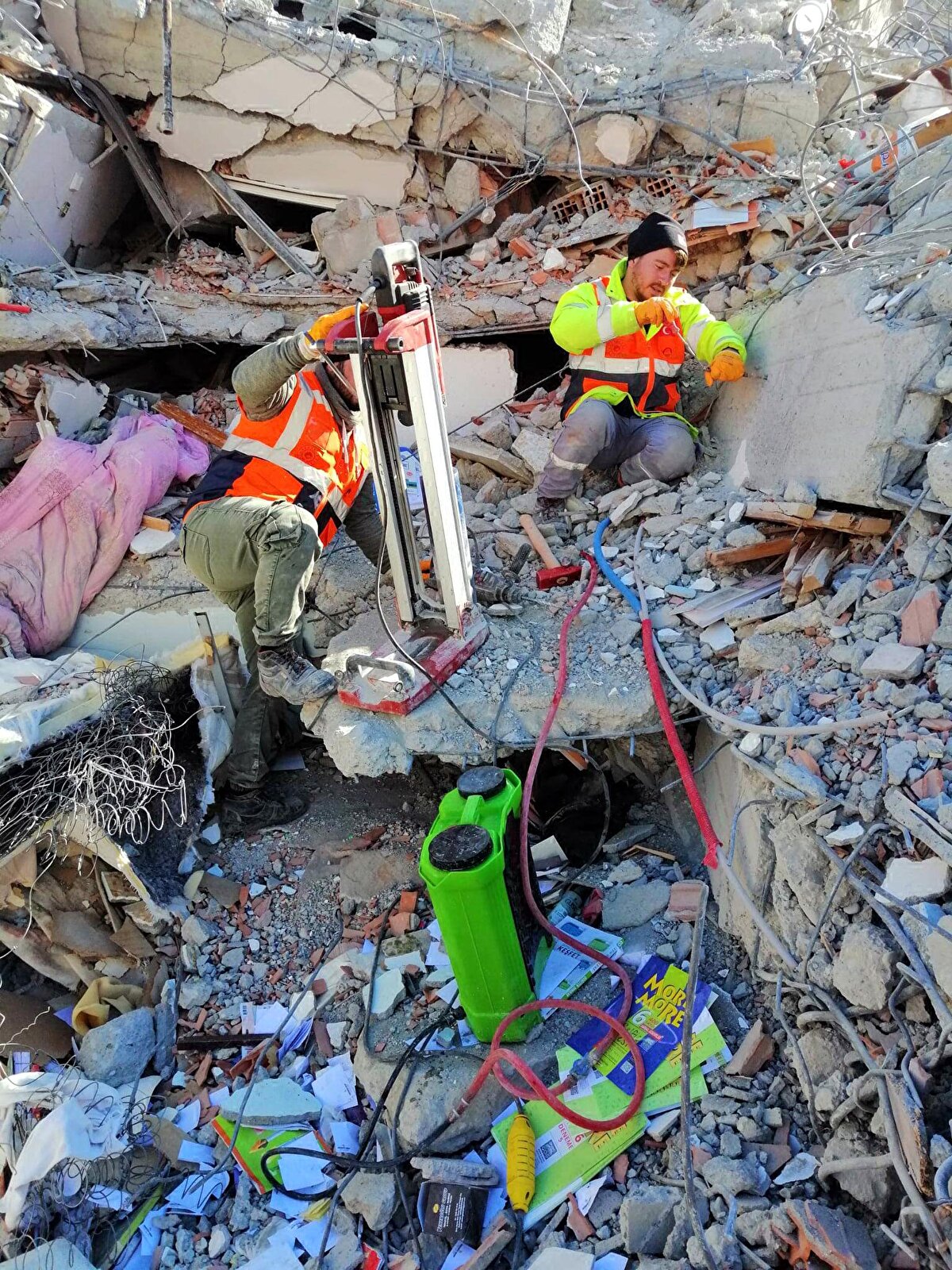 "En önemlisi aslında şöyle, eksiklik, yapı stokumuz maalesef çok eski. İncelediğimiz yapıların yüzde 95'i, 1998'in öncesinde yapılmış. Tabi ki bunlar yönetmeliğin gereklerine sahip değildi. Örneğin beton malzemeyle ilgili, özellikle yapısal tasarımla ilgili özellikleri, bunlar eksik olduğu için yıkım bu kadar yoğun oldu. Mesela bölgede TOKİ'nin yaptığı binalarda, bazılarında çatlak bile yoktu ama bu 1998 öncesindeki yapılan yapılar maalesef bu kadar büyük yıkımın yaşanmasına yol açtı. Biz heyet olarak aslında gitmeden önce AFAD ile birlikte bölgedeki istasyonları, ivme kayıt istasyonlarını değerlendirdik ve ivmeleri elde ettik. Tabi bu ivmeler depremin büyüklüğü açısından çok önemliydi, depremin büyüklüğü açısından ve bu binalara etkisinde şunu gördük. Beklenenin neredeyse 3 katı büyüklüğünde binalara kuvvetler gelmişti ve hatta bizim Türkiye'deki fay hatlarında çok yaygın görünmez ama düşey ivmeler de vardı. Yani yapılarımız sadece doğu, batı, kuzey, güney istikametinde değil. Aynı zamanda düşeyde de salınım yaşamışlardı. Bunun büyük olmasının en önemli sebebi, iki defa arka arkaya meydana gelmesi ve tabi bu beklenenin çok üzerinde ivmeler kaydıydı. Biz bilim heyeti olarak öncelikle bu ivme kayıtlarını ve yapılara gelen kuvvetlere hesapladık" dedi.