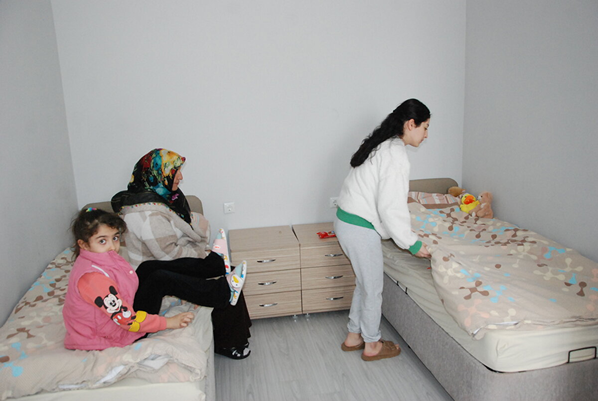 Burası daha rahat olduğu için buraya geldik. Yurtta kardeşimle annemin her türlü imkanı var. Kardeşimi de ilkokulu yazdırdık. Sosyal imkanlarımızda çok, burada olmaktan mutluluk duyuyoruz" dedi.