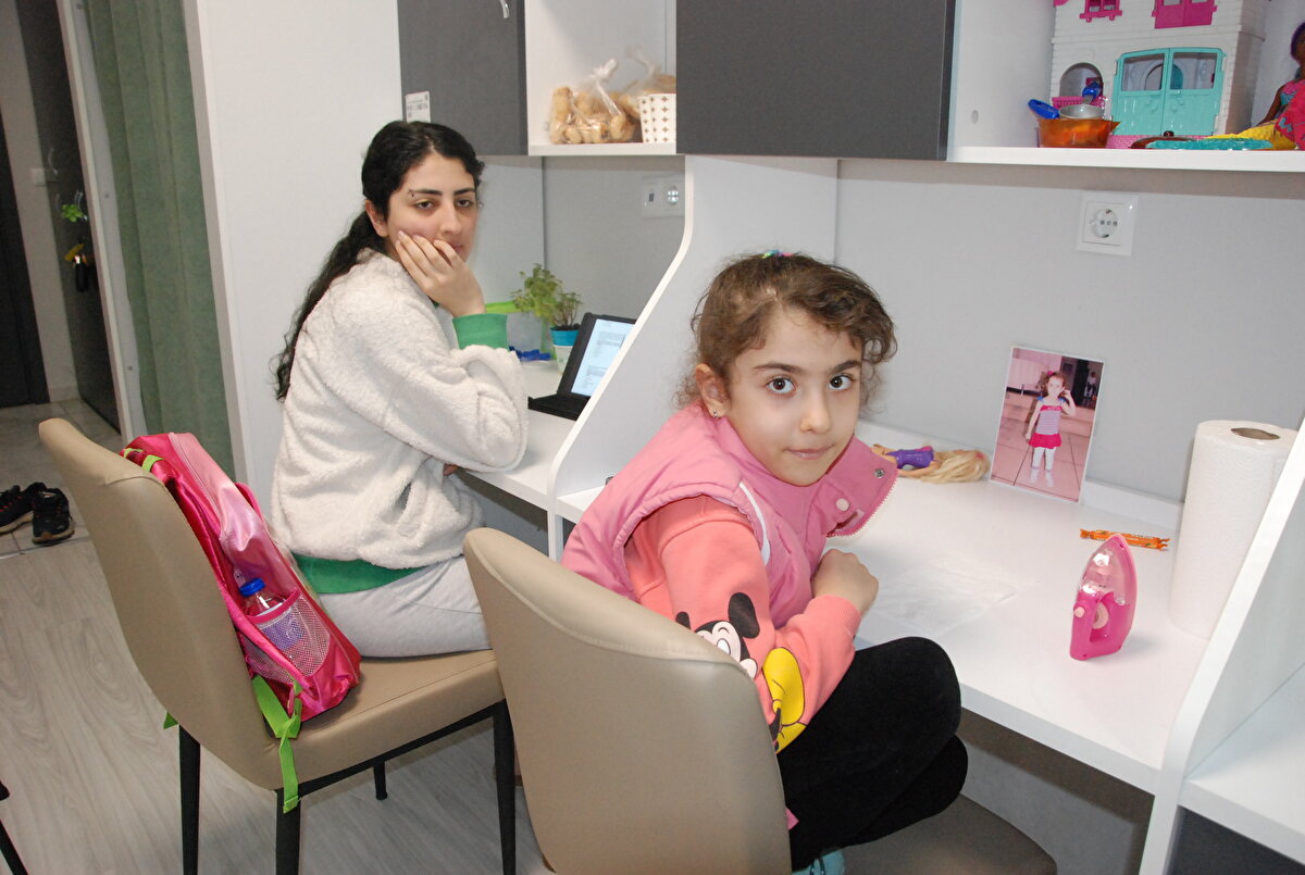 'AİLENLE YURTTA KALACAKSIN, DESELER İNANMAZDIM' <br>Sevgi Meşe, ara tatilde ailesinin yanına gittiğini belirterek, “Orada depreme yakalandık. Bartın bildiğimiz yer olduğu için ailemle buraya yurda geldik. Ben burada okurken, bu yurtta kalıyorduk. Depremden sonra buradaki yurdun açıldığını duyduk ve buraya geldik. Bartın'a annem ve kız kardeşimle geldik. Daha önce bana 'Ailenle aynı yurtta kalacaksın' demiş olsalardı, buna inanmazdım. Şimdi aynı yurtta kalıyoruz. Oradan uzaklaştığımız için kendimizi güvende hissediyoruz. İçimiz buruk, ailemizin diğer fertleri orada ama burada çok rahatız" diye konuştu.