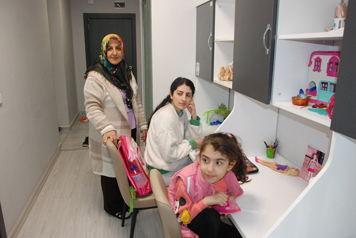 'ÇÖK-KAPAN-TUTUN YAPTIK' <br>Depreme uykuda yakalandıklarını söyleyen Sevgi Meşe, “7 katlı binanın 6'ncı katında oturuyorduk. Bizim ev çok sallandı. Deprem çok uzun sürdü. Biz de ailecek tatbikatlarda yapılan 'çök-kapan-tutun' yaptık. Evden çıkacağımızı sanmıyorduk sonra dışarı çıkmayı başardık.