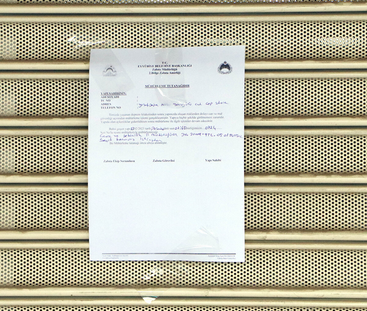 Kapaklı Pasajı’nda geniş güvenlik önlemleri alan polisler, esnafın içeri girmesine izin vermezken, etrafı güvenlik şeridiyle kapatıldı.<br><br>