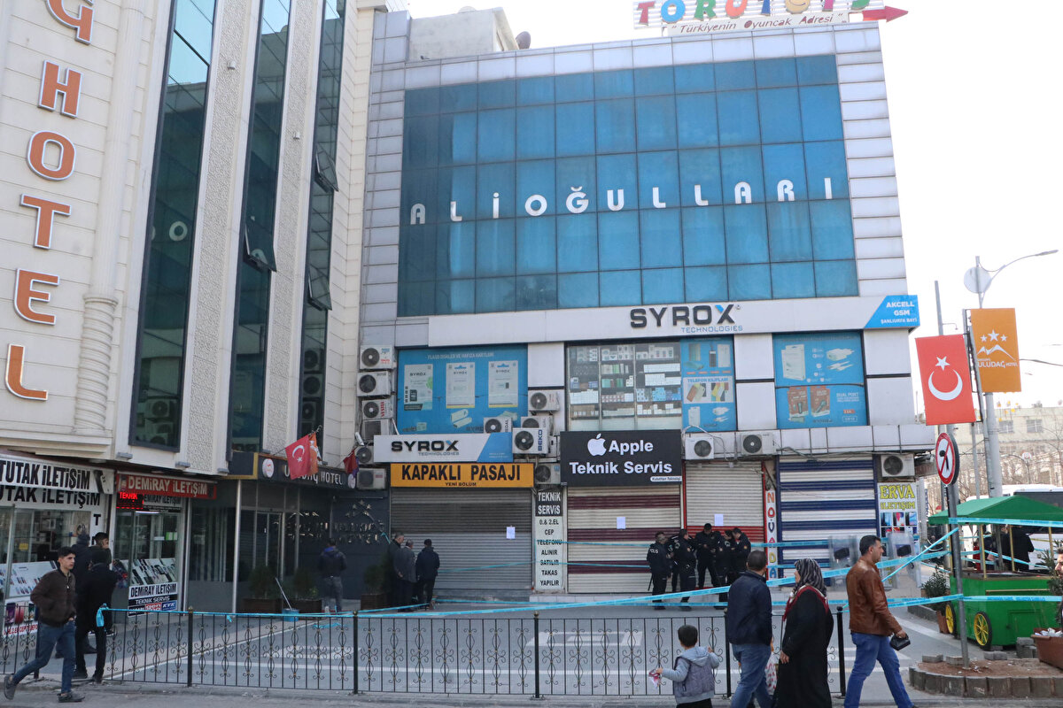 Esnafın bir kısmı iş yerlerine girmek isterken, bazıları ise yıkıma karşın dükanlarını boşaltarak kapılarına kilit vurdu.<br><br>