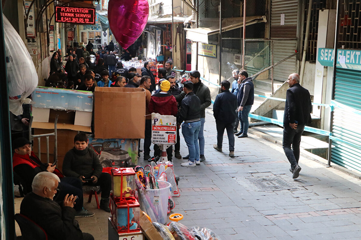 Yaklaşık 200 iş yerinin bulunduğu kolon ve kirişlerin kesildiği pasajda yarıklar ve çatlakların olması riskiyle Çevre, Şehircilik ve İklim Değişikliği ekiplerince yürütülen hasar tespit çalışmasının ardından mühürlendi.<br><br>