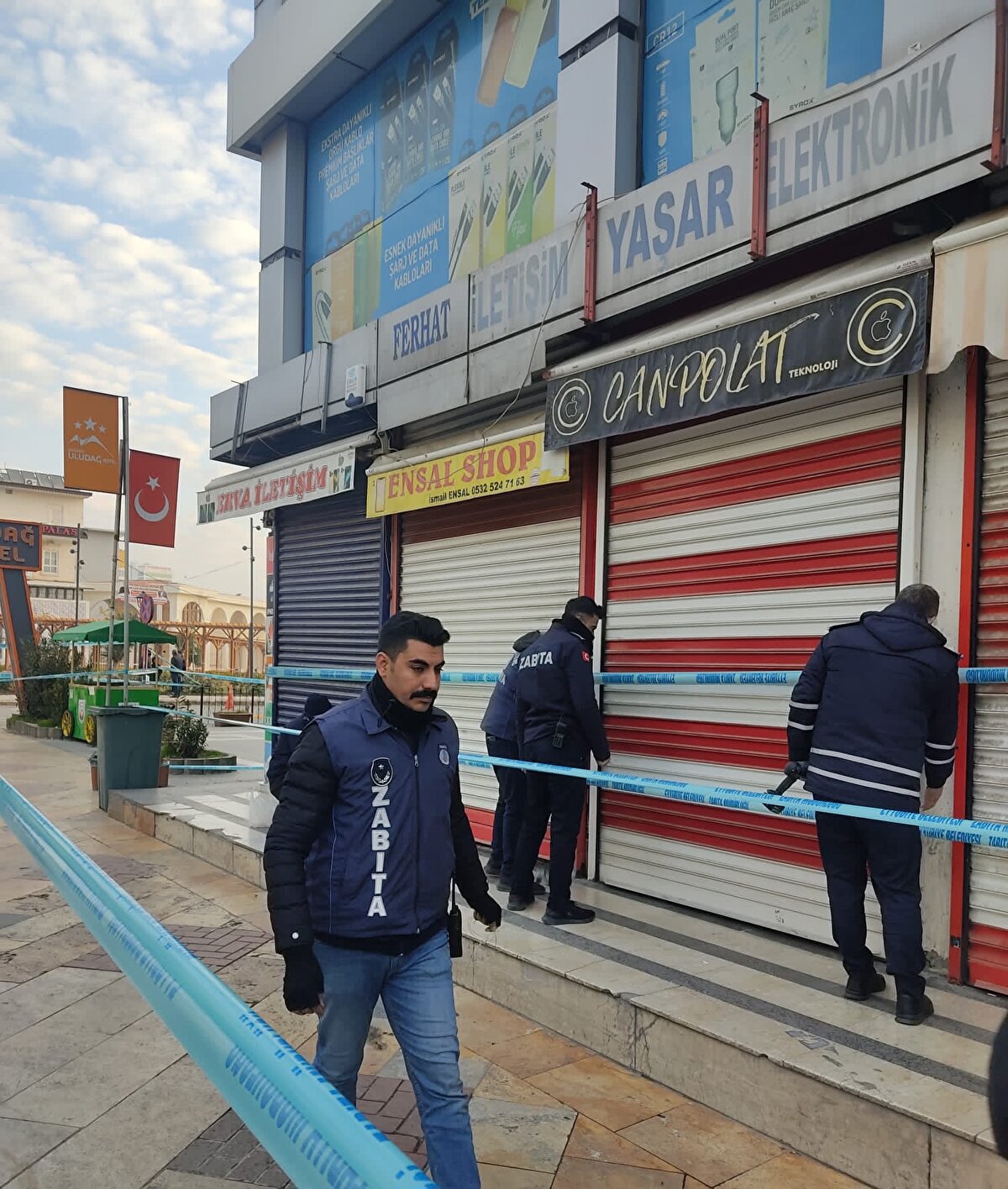 Kahramanmaraş merkezli iki büyük depremin vurduğu iller arasında yer alan Şanlıurfa’da riskli binaların yıkımları devam ederken, hasarlı ev ve iş yerlerinde ise çalışmalar sürüyor.<br><br>