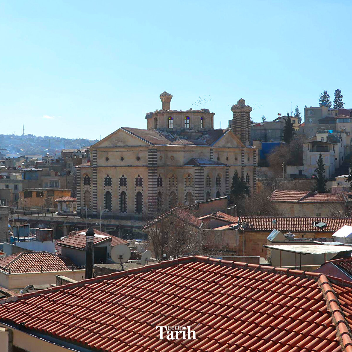 👉 1984'te ise Merhum Adil Özbek hocanın gayretleriyle Diyanet İşleri Başkanlığı'na devredildi ve cami olarak kullanılmaya başlandı.<br><br>