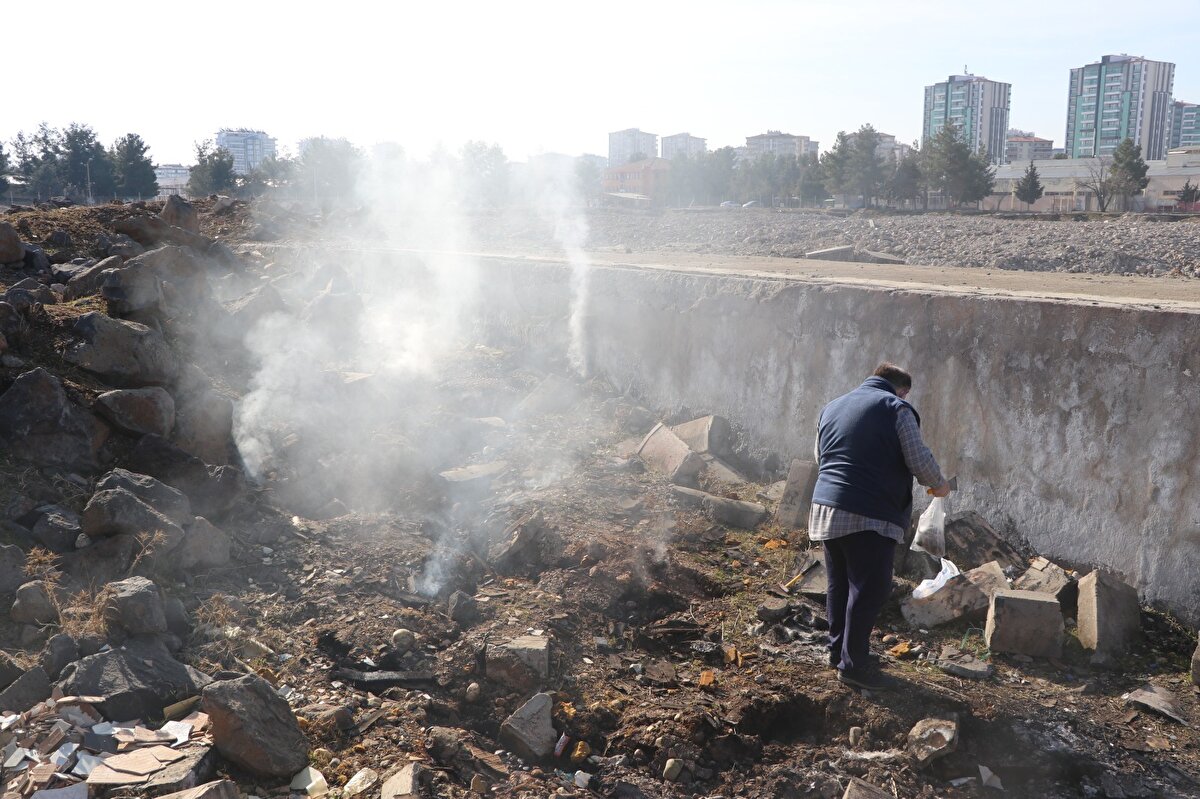 Duman 18 gündür çıkmaya devam edince, çevredekiler Dicle Üniversitesi Maden Mühendisliği Bölümü Genel Jeoloji Anabilim Dalı Öğretim Üyesi Prof. Dr. Orhan Kavak’a bildirdi. Bölgeye giden Prof. Dr. Kavak, incelemek üzere dumanın çıktığı yerden numune aldı.<br><br>