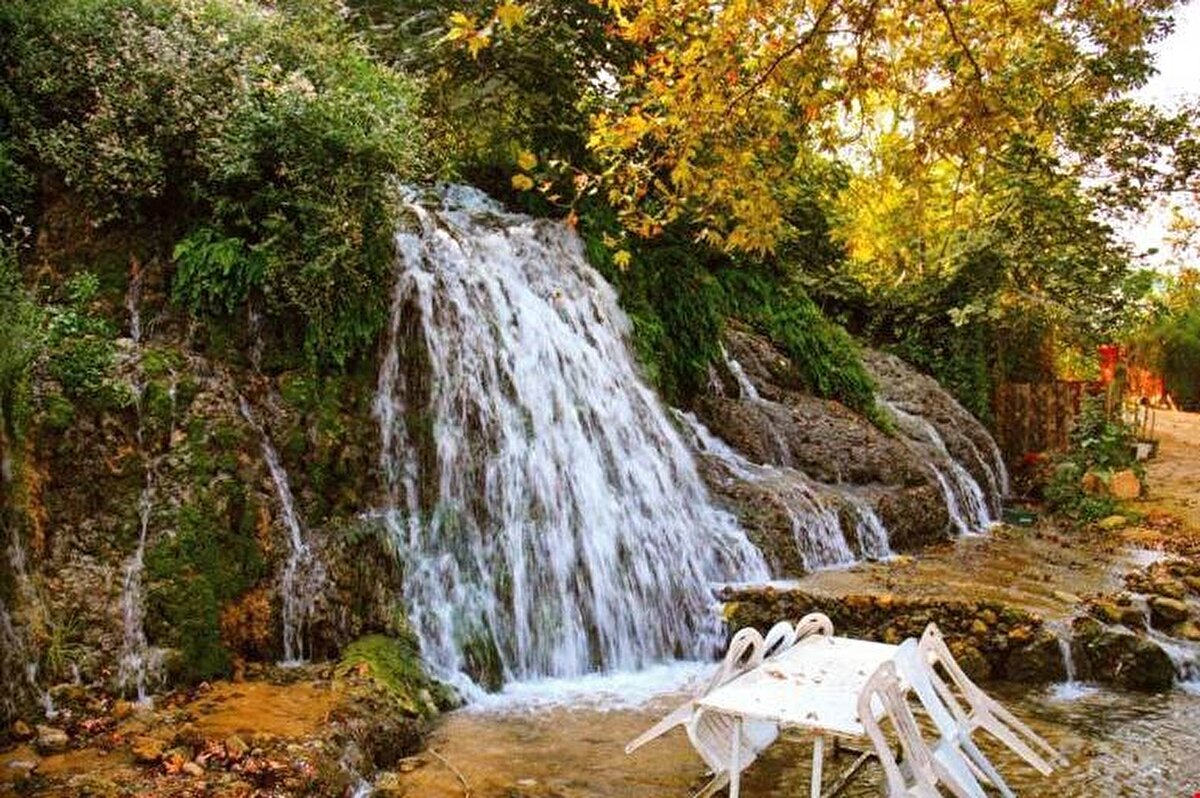 Yaklaşık 15 yıldır şelalenin olduğu noktada işletmesi bulunan Bektaş İşbilir, "Deprem esnasında inanılmaz bir durum yaşadık. İlk depremde sanki ip atlar gibi yukarıya çıkıp indik. Yaklaşık 1 dakikadan fazla sürdü. Arka arkaya iki deprem yaşadık. Biz evlerden hemen inmedik ama Harbiye Mahallemizde bir ev var, bir ev yok şeklinde duruyor. Deprem durduktan sonra aşağıya indik ve bir baktık ki; her yer yıkılmış" dedi.<br><br>