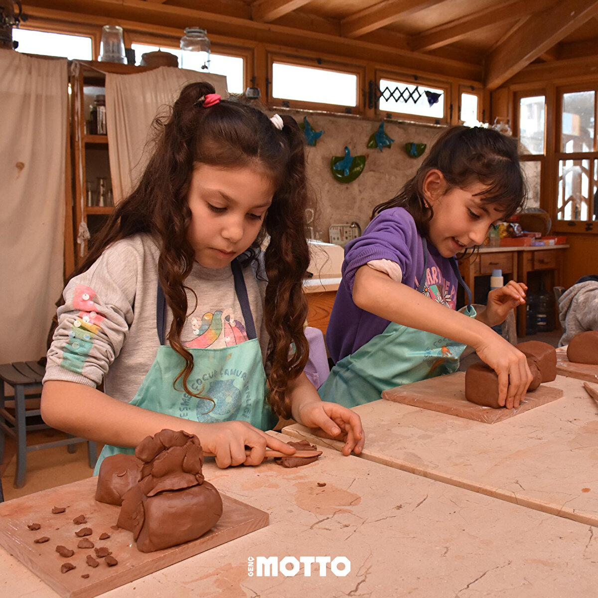 Atölyede seramik öğretmenlerinden teknik bilgileri alan depremzede çocuklar, hayallerini çamurlara yansıttı