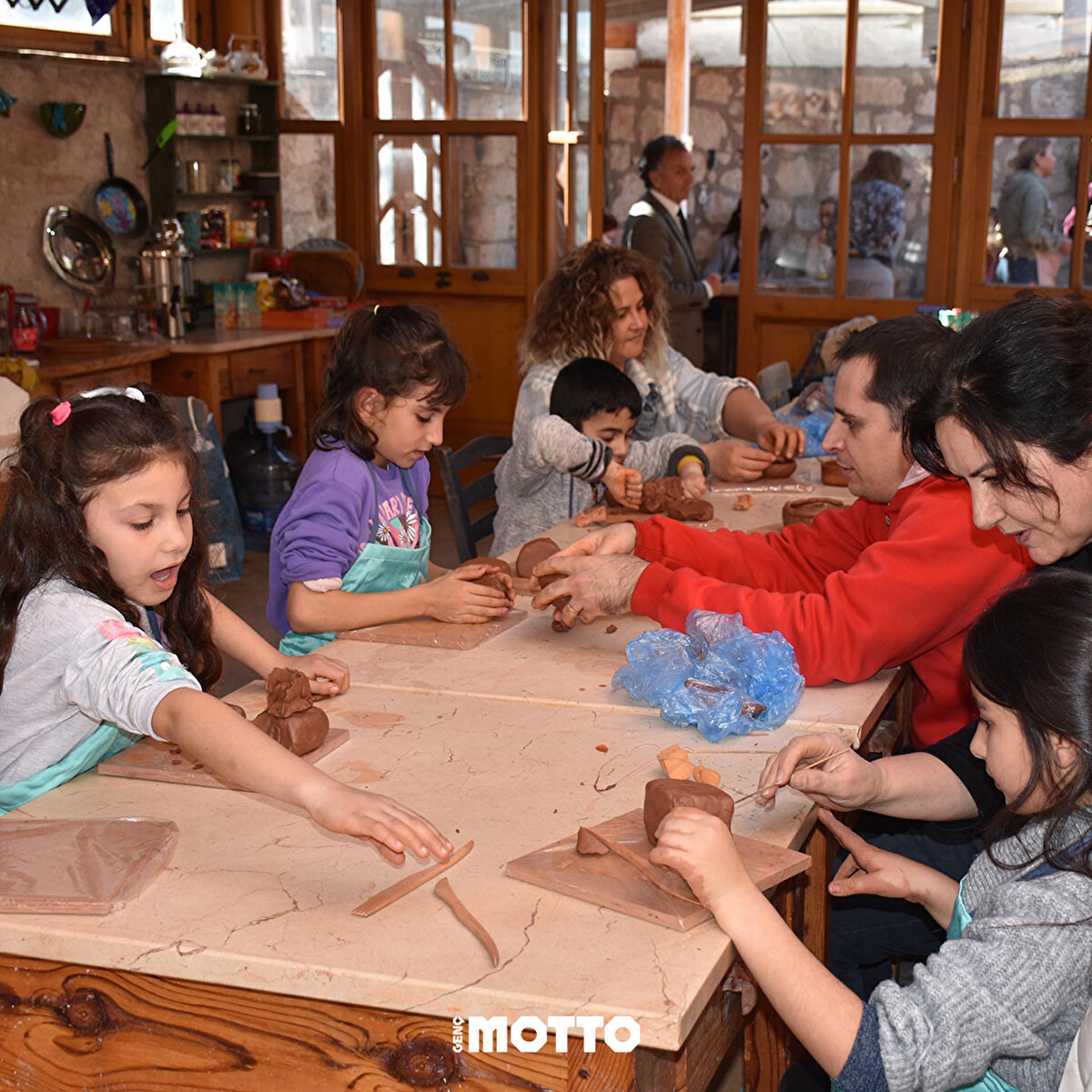 Sanat, spor, seramik, resim, yabancı dil gibi farklı kategorilerde verilecek olan eğitimlerin bugün ilki gerçekleştirildi