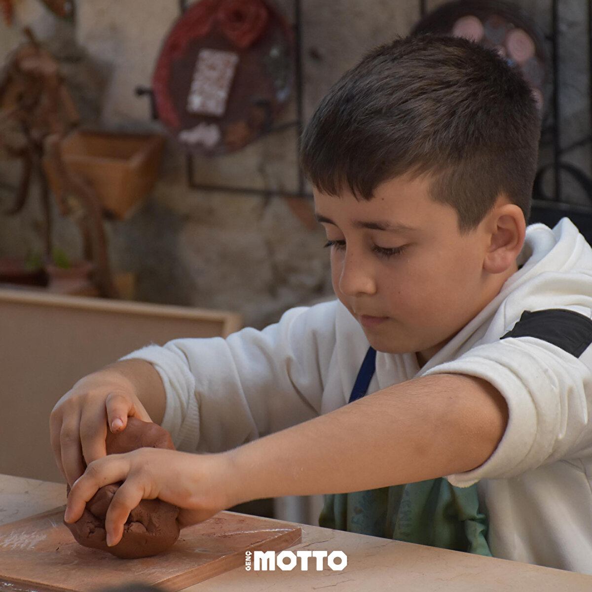 Çocuklar yıkılan hayallerini, umutlarını seramik çamuruyla yeniden şekillendiriyorlar