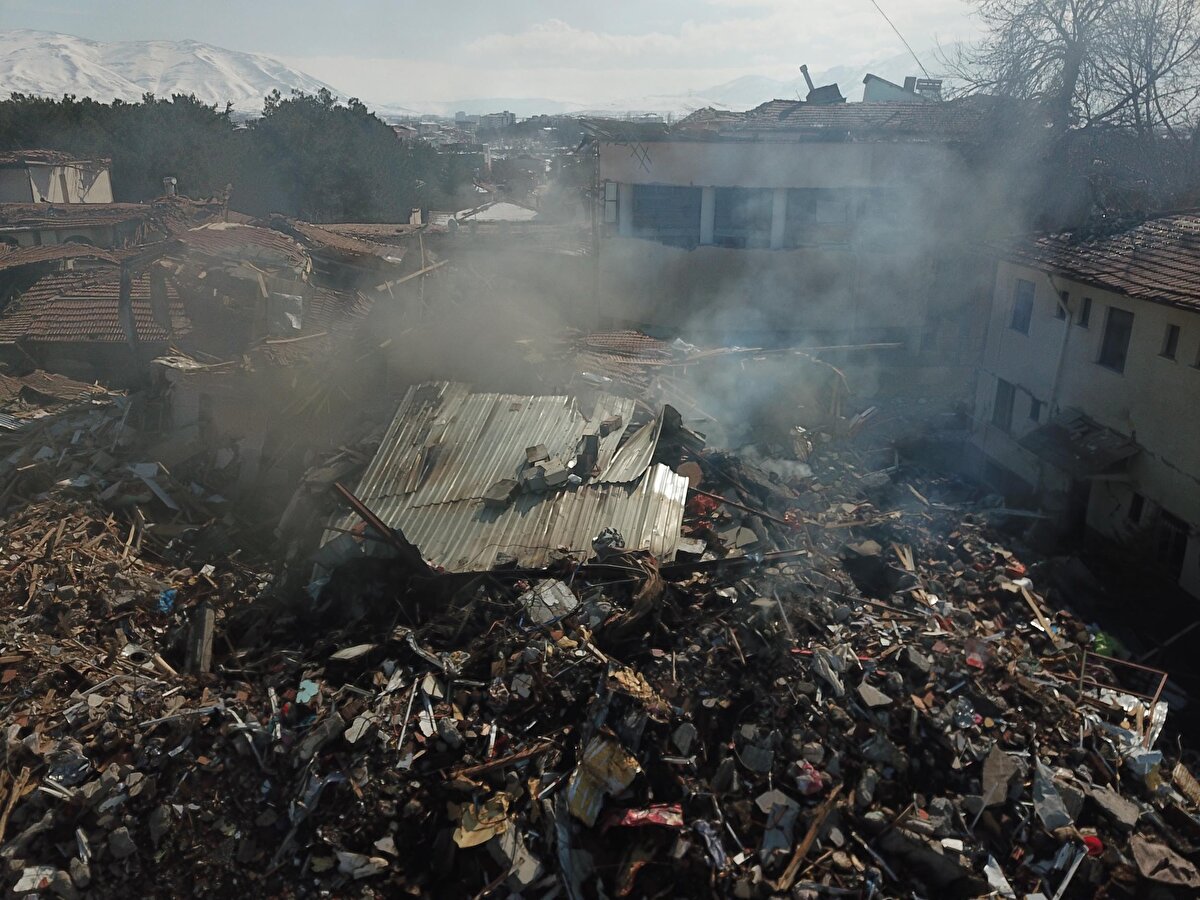 İtfaiye ekiplerinin müdahalesine rağmen, 18 gündür enkazdan dumanlar yükseliyor.