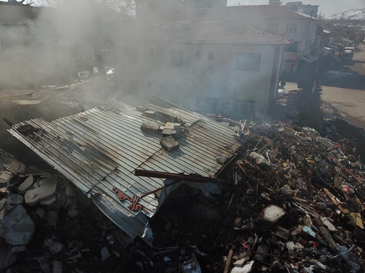 Esat Doğan Caddesi'nde alt katları iş yeri olan 4 katlı bina, Kahramanmaraş merkezli depremlerde yıkıldı. Can kaybının olmadığı çökmenin ardından enkazda, yangın çıktı.<br>