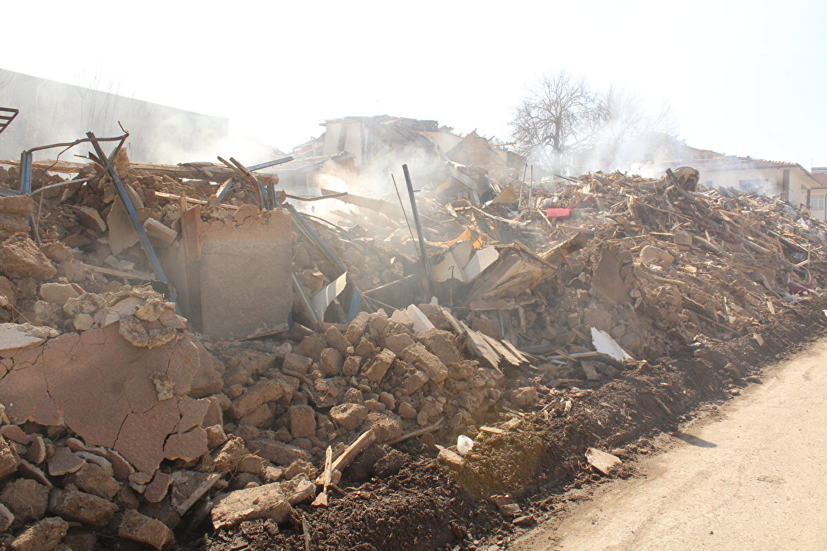 Ersöz Güler ise "Bu yangına itfaiye gelip, söndürme yapıyor. Ama bir şekilde içten yanmaya başlıyor. Sonra yukarıya doğru dumanlar çıkıyor. Neden olduğu belirsiz. Neden kaynaklandığını bilmiyoruz" diye konuştu.