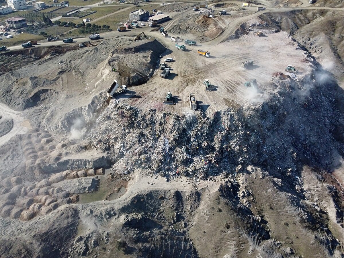 Molozların oluşturduğu enkaz birikintisi ise "dağ" gibi yükseliyor.<br><br>