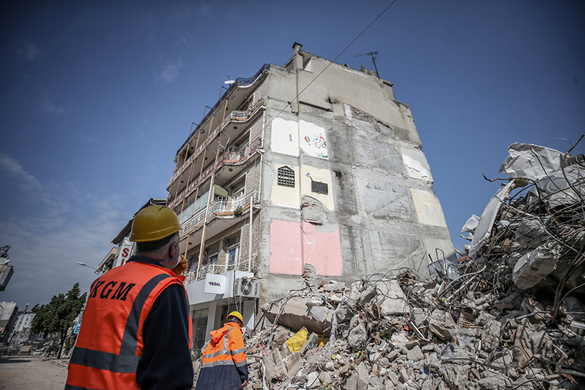"Duvar görünümlü" dış cephede asılı kalan Atatürk resimleri, fotoğraflar ve televizyon ile duvara çizilen resimler, afetin boyutlarını göstermesinin yanı sıra yaşanan kayıplarda ihmallerin etkisini düşündürdü.