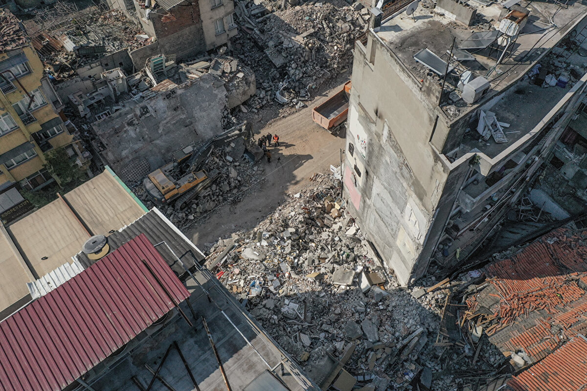 Esnaf Aydın Duman ise depreme evinde yakalandığını ve zor anlar yaşadıklarını anlattı.<br><br>Enkaza dönen binalarda yakınlarını ve arkadaşlarını kaybettiğini ifade eden Duman, şunları kaydetti:<br><br>"Kemalpaşa Caddesi'nde eski yapılar bulunuyor. Eski yapılar olduğundan bitişik nizam. Çocukluğumda bu binalar vardı. Burası hareketli caddeydi. Tamamen yıkılan binanın yandaki apartman duvarının aynı olması tuhaf. Duvarda televizyonla ile birkaç resim asılı kalmış. Çok ilginç durum. Allah herkesin yardımcısı olsun."