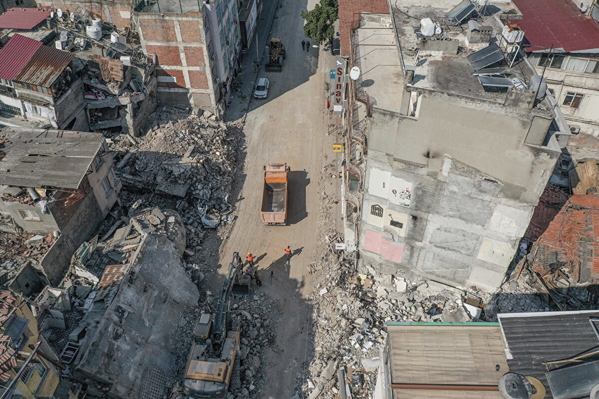 Aile ve çocukların önemli olduğunu dile getiren Kızık, "Binayı yapan kişi yan duvarı yapmayı unutmuş. Çok ilginç. İnsanların ne kadar zor durumda olduğunu buraya gelince daha iyi anlamış olduk." diye konuştu.