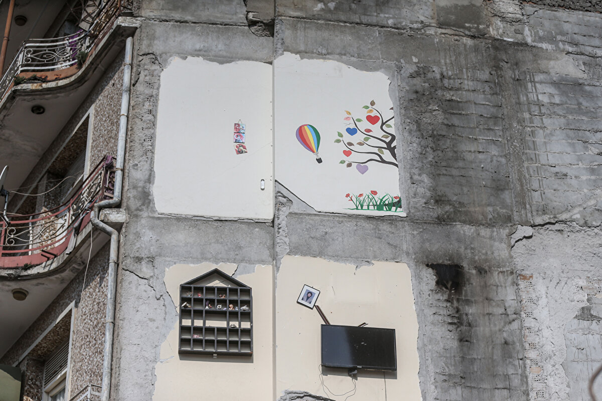 Bursa'dan yardım için gelen gönüllülerden Hakan Kızık, AA muhabirine, bölgedeki tarihi sokakların ve çarşıların zor durumda olduğunu söyledi.