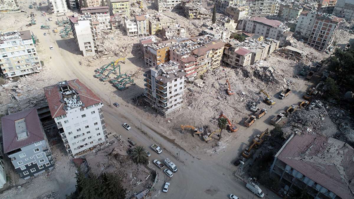 Hem kent trafiğinde hem de toplama alanlarında yoğunluğa neden olan hafriyat kamyonları dronla havadan görüntülendi.