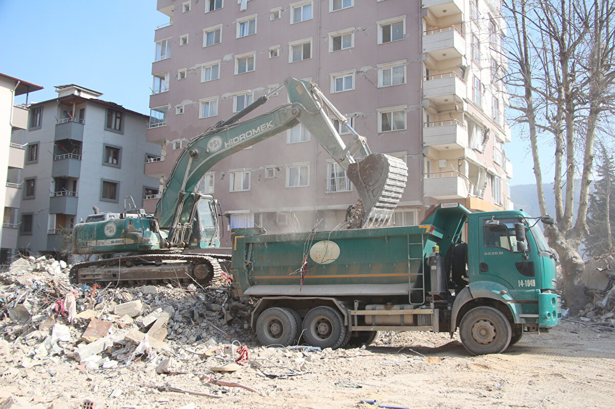 Bu depremlerde de kentte çok sayıda bina yıkıldı. Birkaç bina hariç, arama kurtarma çalışmalarının tamamlandığı kentte enkaz kaldırma işlemleri hız kazandı.