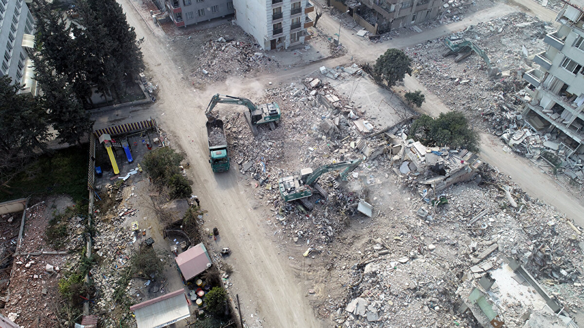 Ülkenin dört bir yanından bölgeye sevk edilen özel ve kamuya ait iş makineleriyle kamyonlara yüklenen molozlar, toplama alanlarına götürülüp, döküyor.