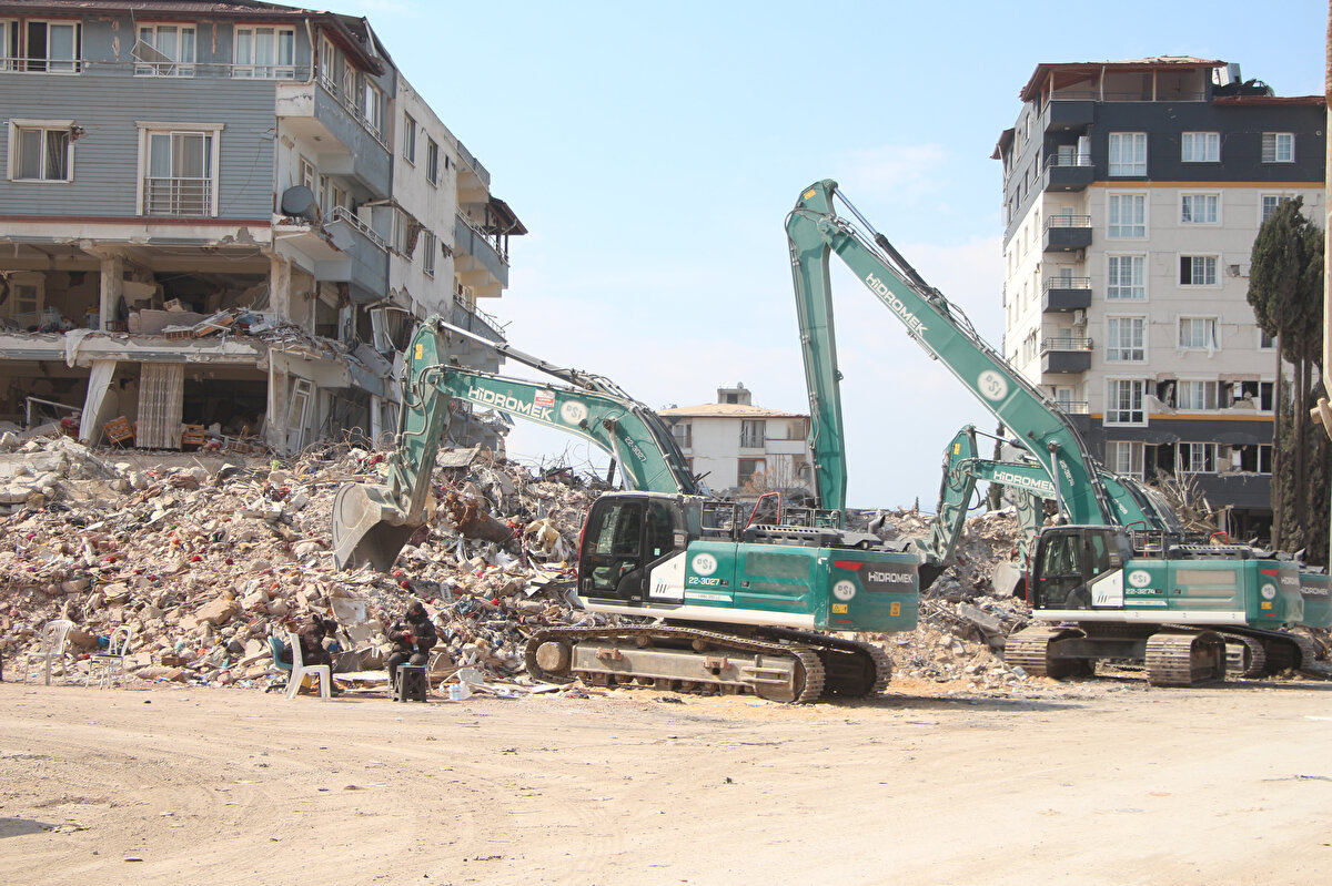 Kahramanmaraş'ta 6 Şubat'ta meydana gelen 7.7 ve 7.6'lık depremlerin büyük yıkıma neden olduğu Hatay'da 20 Şubat akşamı da Defne ve Samandağ merkezli 6.4 ve 5.8 büyüklüğünde iki deprem oldu