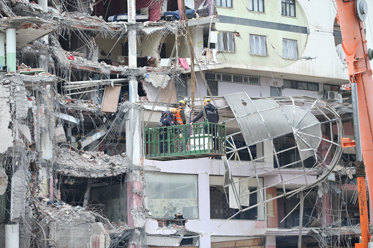 Bu kapsamda merkez Yenişehir ilçesinde Galeria İş Merkezi ve üstündeki sitede arama kurtarma çalışmalarının tamamlanmasının ardından kontrollü şekilde başlayan yıkım, dün içeride kedilerin olduğunun belirlenmesi üzerine durduruldu.<br>