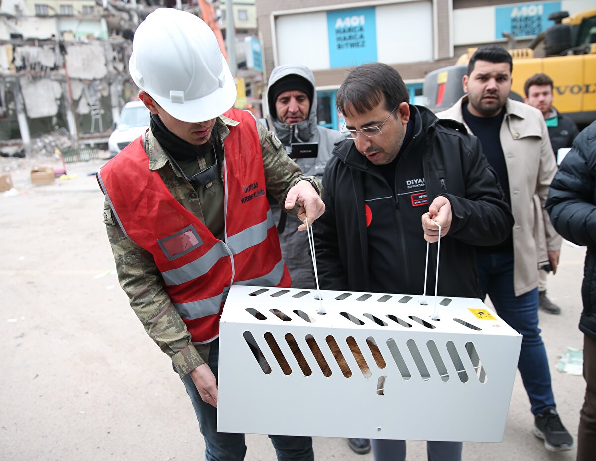 İtfaiye ve AFAD ekipleri dünden bu yana vinçlerle binada belirlenen noktalara kafes koyarak, hassas bir şekilde çalışma yürütüyor.<br>