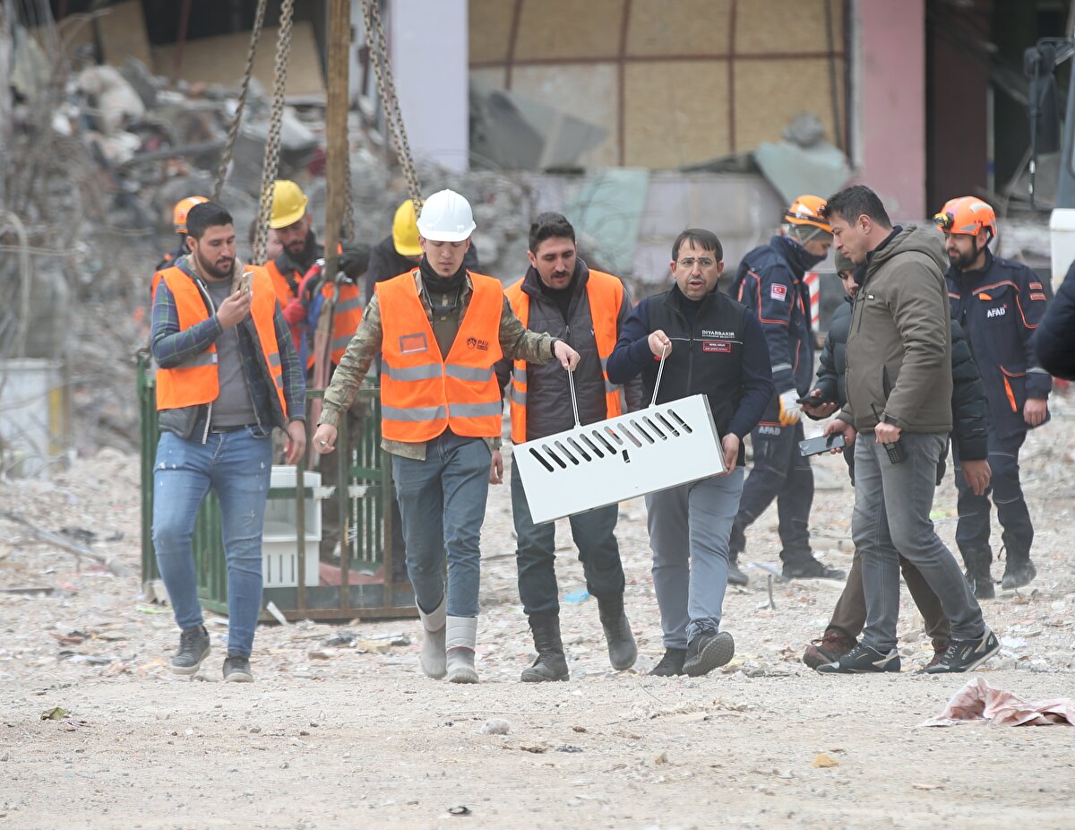 Binada başka kedi olma ihtimaline karşı AFAD ve itfaiye ekiplerinin çalışması devam ediyor.<br>