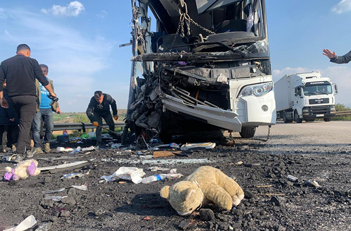 2 şoför ve 2 öğretmenin de aralarında olduğu 48 kişinin bulunduğu otobüs hurdaya dönerken, ihbar üzerine kaza yerine çok sayıda polis ve sağlık ekibi sevk edildi.<br><br>