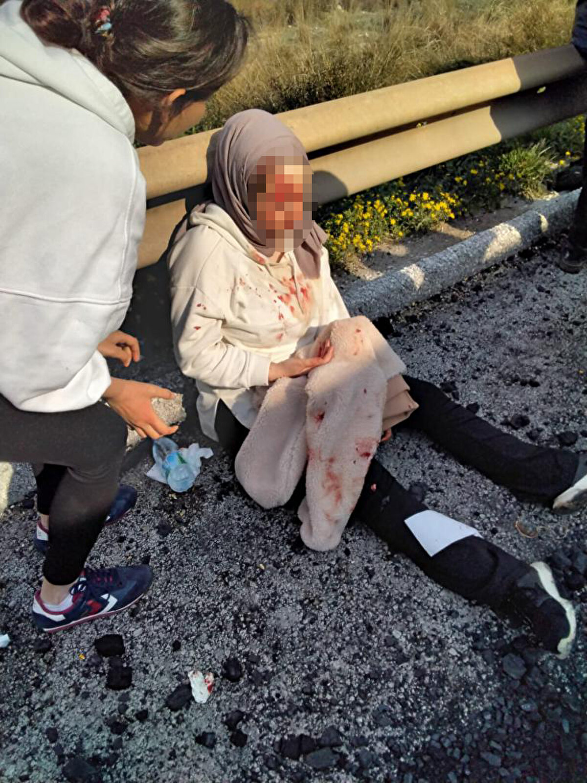 Yaralanan 6 kişi ise Adana'daki hastanelere kaldırıldı. Tedaviye alınan yaralılardan 2’sinin durumunun ağır olduğu bildirildi.<br><br>Kazayla ilgili soruşturma başlatıldı.