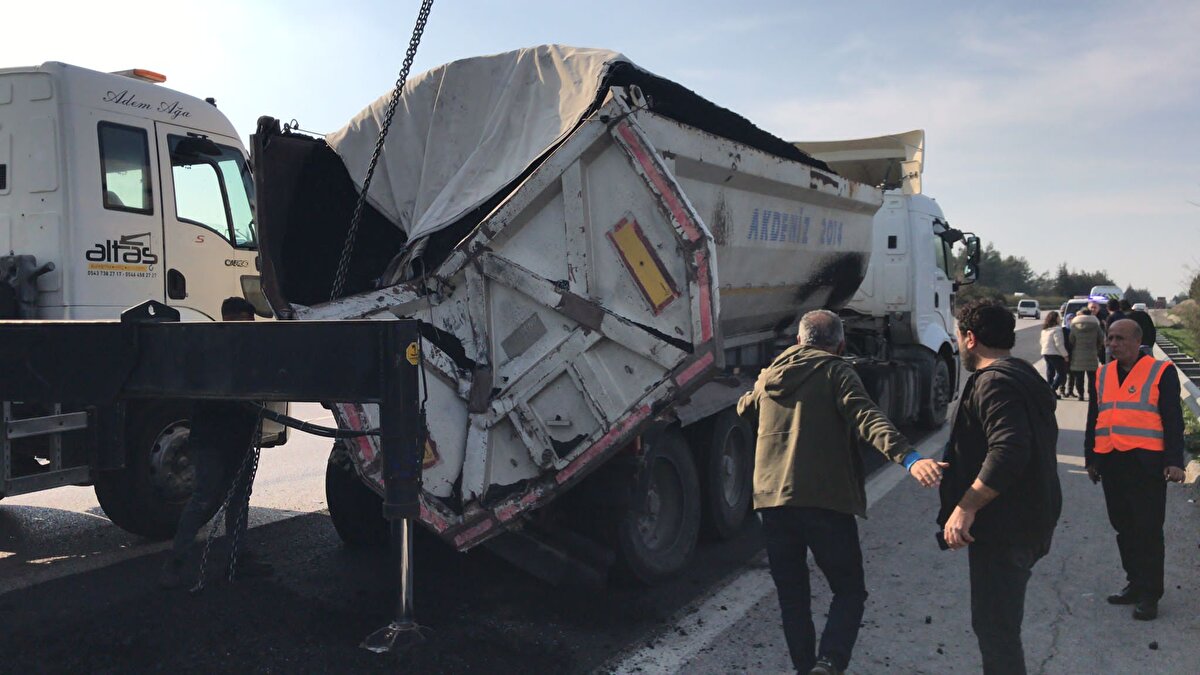 Kaza yerine ulaşan sağlık ekibinin yaptığı kontrolde, öğretmen Hanife Şahin ile öğrencilerden Merve Genç'in yaşamını yitirdiği belirlendi.<br>