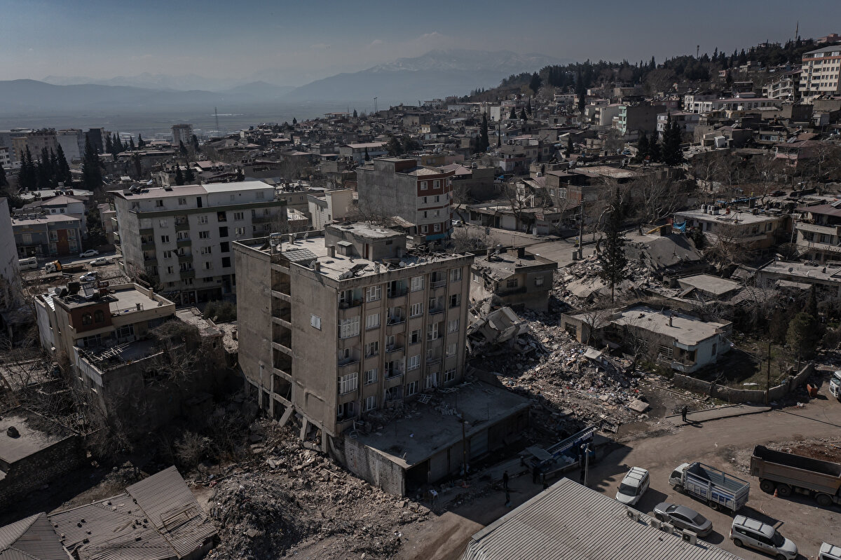 Hatay'ın Defne ilçesinde 20 Şubat'ta meydana gelen 6,4 büyüklüğündeki depremi hatırlatan Kurum, "Bugüne kadar incelenmiş olan 43 bin 624 bina ve 125 bin 187 bağımsız bölümden oluşan orta hasarlı, az hasarlı ve hasarsız tüm yapıları tekraren inceleyeceğiz. Tekraren bu yapılara gidip tek tek bu yapıların 6,4 ve 5,8 şiddetli depremlerde hasarlarının durumlarını yeniden gözden geçireceğiz. Diğer bölgelerden gelen talepler de oldukça fazla, oralarda da tekrar tespitlerimizi yapacağız." diye konuştu.<br><br>