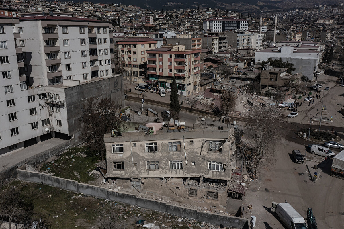 Yapılacak yeni konutlara ilişkin de bilgi veren Bakan Kurum, "İki ay içerisinde 200 bini konut, 70 bini köy evi olmak üzere 270 bin vatandaşımızı ailesiyle birlikte ev sahibi yapmak için inşa çalışmalarımıza başlıyoruz. İlerleyen günlerde de hasar tespit durumuna ve alanların master plan çalışmasının tamamlanmasına müteakip konutlarımızın etap etap ihalelerini gerçekleştireceğiz ve hızlı bir şekilde inşaat sürecine gireceğiz" dedi.<br><br>