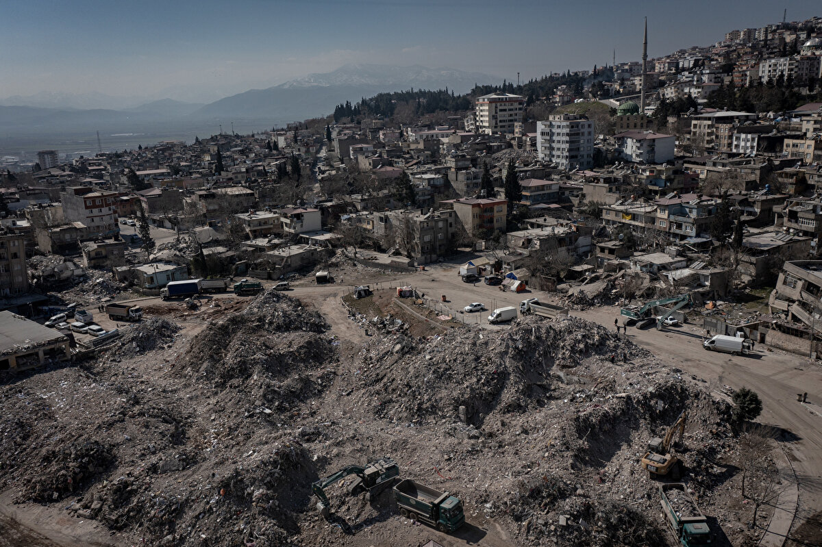 Bakan Kurum, depremden etkilenen bölgelerdeki hasar tespit çalışmalarına ilişkin şunları söyledi;<br><br>"Bugüne kadar 4 milyon 371 bin bağımsız bölümden oluşan 1 milyon 188 binanın incelemesi tamamlandı ve 507 bin bağımsız bölümden oluşan 156 bin binanın yıkık, acil yıkılacak ve ağır hasarlı olduğunun tespitini yaptık. Kilisimizde de 1575 binada 2 bin 366 bağımsız bölümün yine yıkık, acil yıkılacak ve ağır hasarlı olduğunun tespitlerini yaptık."