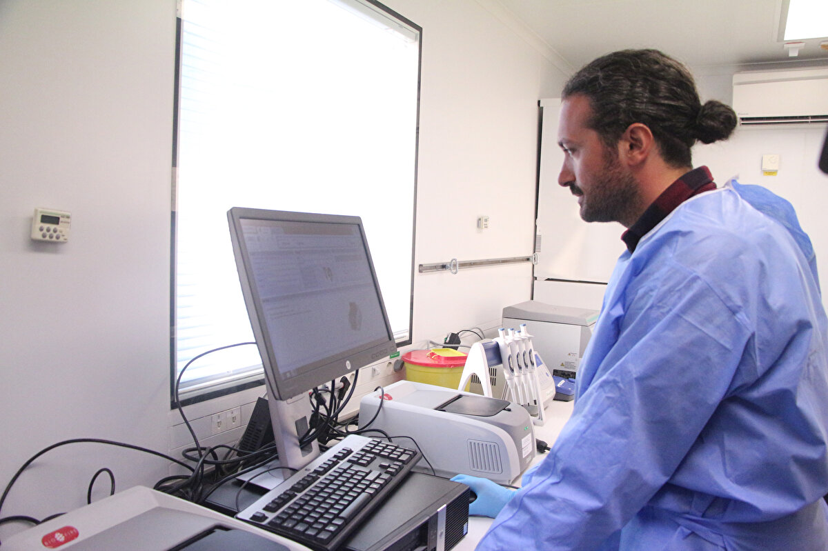 Çeşitli bölgelerden alınan su numuneleri saha araştırma aracında 18 ila 24 saat içinde analiz edilip ilgili birimlere aktarılıyor. Aktif durumdaki sağlık kuruluşları ve sahra hastanelerinden gönderilen numuneler ise ishal vakalarıyla solunum yolu etkenlerinin herhangi bir tehlike oluşturup oluşturmadığı yönünde 1,5 saatte moleküler tanı koyuyor.