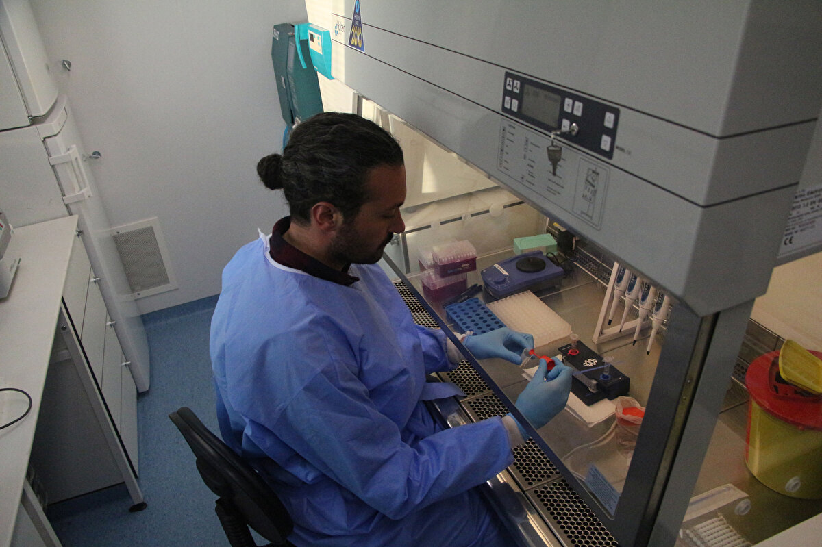 SALGIN TEHDİDİNE YÖNELİK BULGU YOK<br>Konuya ilişkin bilgi veren Halk Sağlığı Genel Müdürlüğü'nde görevli Tıbbi Mikrobiyoloji Uzmanı Dr. Umut Berberoğlu, salgın tehdidine yönelik henüz bulguya rastlamadıklarını ancak sevindirici olan bu gelişmenin rahatlatıcı unsur olmadığını bildirdi.