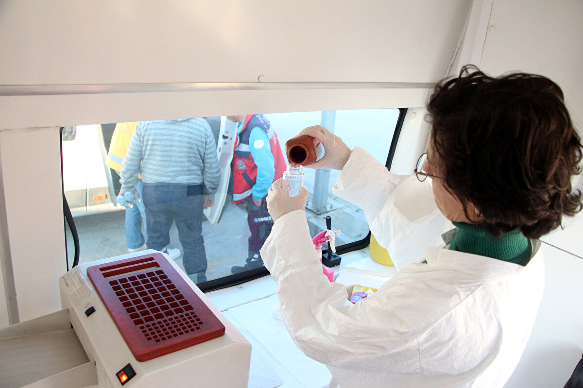 Berberoğlu, salgın yaşanmaması için teyakkuz halinde olduklarını vurgulayarak, "Olası salgın tehlikesine karşı kurumlar arası iletişimimizi artırarak önlemlerimizi artırıyoruz. Tedbirlerimizin yanında, her türlü iyileştirici faaliyetler de anbean devam ediyor. Su kalitesine yönelik gelen numunelerin analizini bakanlığımızla paylaşıyoruz. Bölgede klorlama işlemleri, tesisatta her türlü onarım faaliyeti devam ediyor. Klor tabletleri dağıtılıyor. Su şebekesinin ulaştırılmadığı yerlerde ise tankerlerle destek takviye yapılıyor" dedi.