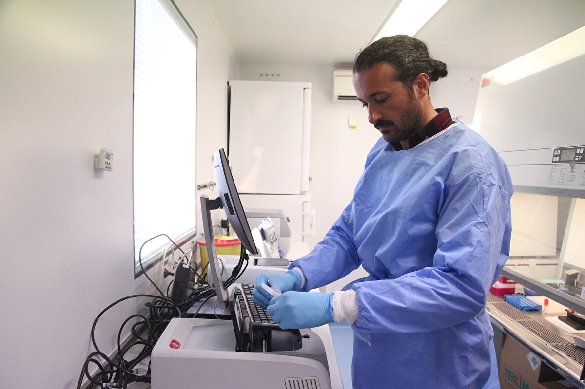 Olası salgın hastalıklara karşı önlem almak amacıyla Sağlık Bakanlığı Halk Sağlığı Genel Müdürlüğü'ne ait saha araştırma aracı ile mobil laboratuvar, Hatay Eğitim ve Araştırma Hastanesi bahçesindeki sahra hastanesine konuşlandırıldı.