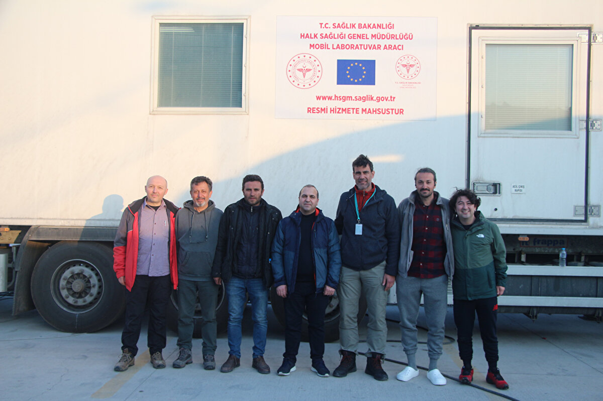 Kahramanmaraş'ta 6 Şubat'ta meydana gelen 7.7 ve 7.6 büyüklüklerindeki depremlerin ardından 20 Şubat'ta Hatay'da 6.4 ve 5.8 büyüklüğünde iki deprem oldu. Depremlerde Hatay'da çok sayıda bina yıkıldı, binlerce kişi yaşamını yitirdi. Halk çadır kentlerde barınmaya başlarken, zarar gören su ve elektrik altyapısını onarmak için de çalışma başlatıldı.