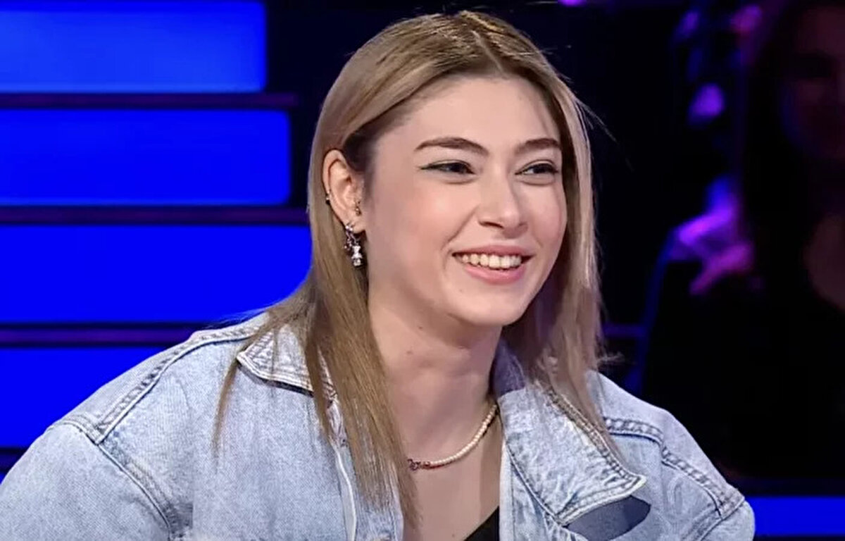 Simay Atlı, kısa bir süre önce katıldığı 'Kim Milyoner Olmak İster'de verdiği cevaplarla stüdyodakileri güldüren Atlı, sempatik tavırlarıyla sosyal medyada da çok konuşulmuştu.