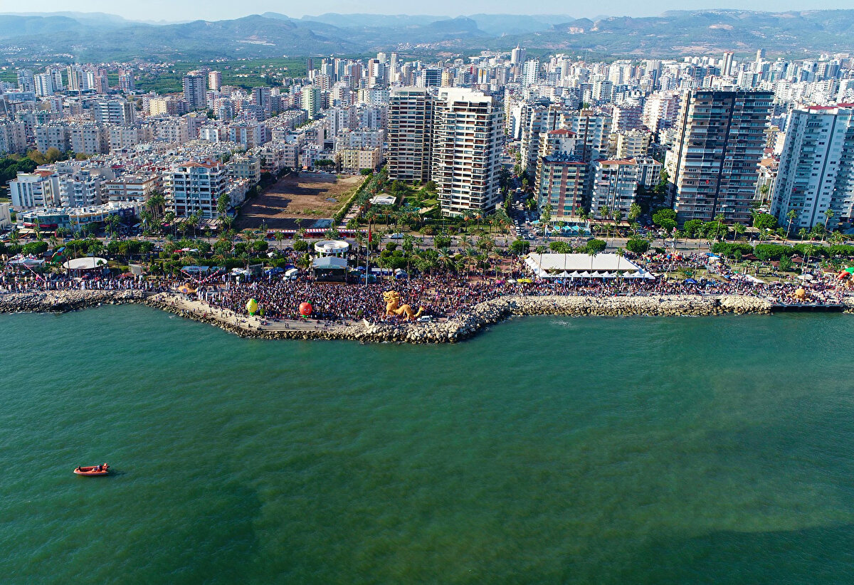 Kentin içinde bulunduğu mevcut durum değerlendirildiğinde, depremzedelerin göçüyle ortaya çıkan ihtiyaçların sağlıklı ve sürdürülebilir bir şekilde karşılanabilmesi ve kentin daha dirençli hale gelmesi için talepler bildirildi.<br><br>Metnin devamında, talebe ilişkin ayrıntılı açıklamayla "Mersin, özel bir destek/statü kapsamına alınmalıdır. 2022 il nüfusu 1 milyon 916 bin olan Mersin ve kentimizde yaşayan ve nüfus sayımına dahil olmayan yabancı uyruklu 400 bin yabancıya ek olarak, yaklaşık 400 bin depremzedeye de ev sahipliği yapmaya başlamıştır. İki hafta gibi kısa bir süre içinde Mersin'in nüfusu yüzde 40'e yakın bir oranda artmıştır." denildi.