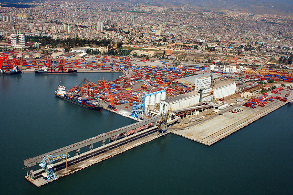 Mersin merkezli 47 kurum ve kuruluş ile STK, depremlerin ardından zorunlu göçün 'sosyal afet' haline dönüştüğünün belirtildiği bir açıklama yayımladı.<br><br>Türkiye'yi sarsan depremlerin ardından Mersin'e yaklaşık 400 bin depremzede geldiğinin belirtildiği metinde, "Afet sonrası Mersin'e gelen plansız ancak zorunlu göç dalgasının etkisiyle altyapı, barınma ve ulaşım başta olmak üzere pek çok alanda kentin olanaklarının üzerine çıkılmasından dolayı, göç dalgası bir 'sosyal afet' haline dönüşmüştür." denildi.<br><br>