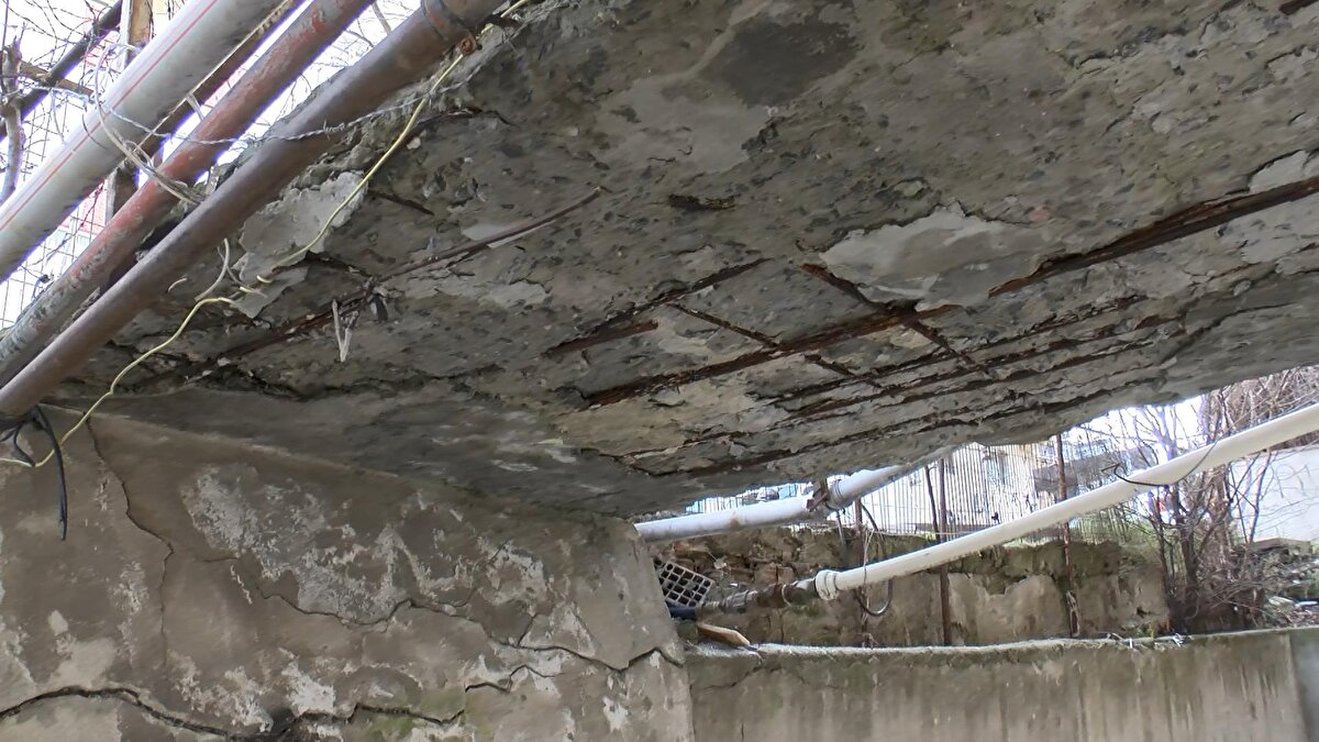 Apartmanda dairesi olan İsmail Gündüzcü, müteahhitlerin 'Biz kendimiz yaptık, binamızda hiçbir şey yok. Biz kefiliz' dediğini, binanın yıkılmasını istemediklerini söyledi.<br>